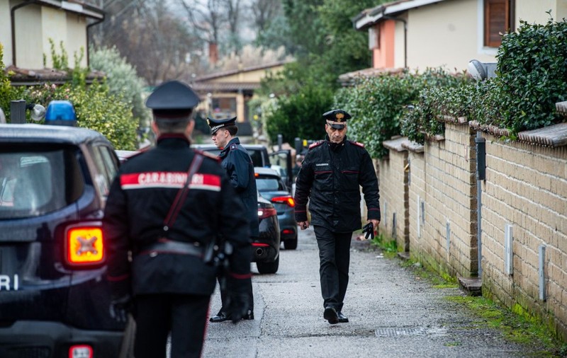 Urmărire desprinsă din filmele de acțiune: un șofer fără permis a încercat să scape de poliție pe străduțe, printr-un tunel și printr-o pădure, în Italia