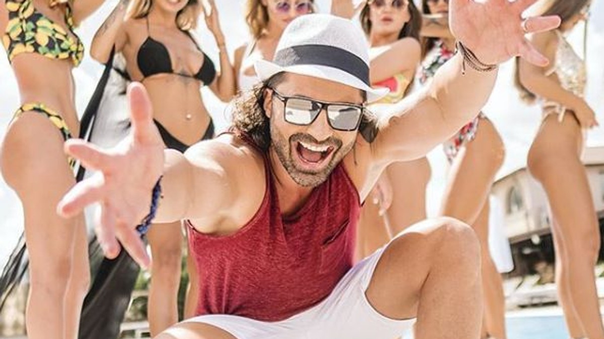 Pepe s-a distrat la piscină, alături de soție, de ziua lui de naștere