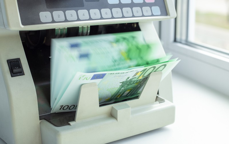Criză de euro la mai multe case de schimb și bănci din București. Unii clienți, puși pe liste de așteptare. Bancher: „Se fac importuri de valută cu avionul. E ceva temporar”