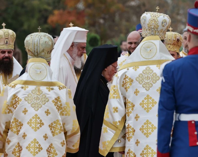 Ceremonia de sfințire a picturii Catedralei Mântuirii Neamului. Peste 12.500 de oameni, printre care Nicușor Dan, Ilie Bolojan, Traian Băsescu și Emil Constantinescu, au fost martori la citirea actului de sfințire