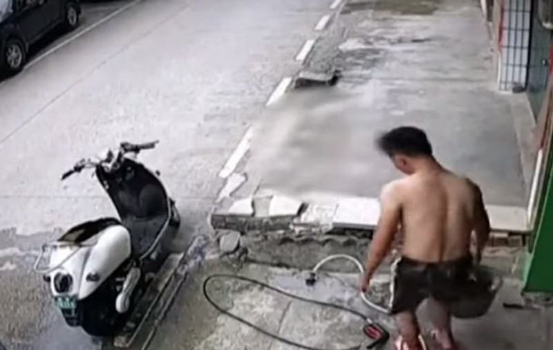 Un tânăr s-a electrocutat în timp ce își spăla motocicleta în fața casei | VIDEO