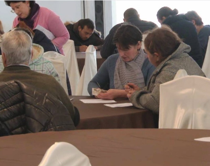 FOTO| Mirajul unui trai decent: Îmbulzeala de la ușa unui hotel din România pentru un loc la cules de căpșuni în Spania