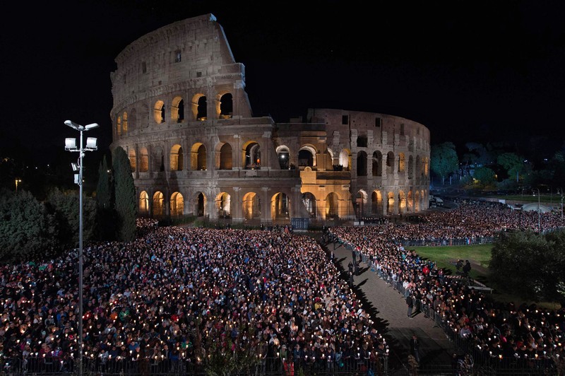 Papa Francisc a condus Drumul Crucii în jurul Colosseumului. EPA/GIORGIO ONORATI