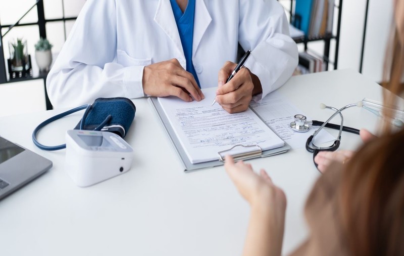 Pacienții cronici „petrec ore întregi pe holurile spitalelor”, o dată pe lună. Ce se întâmplă cu prima zi de concediu medical