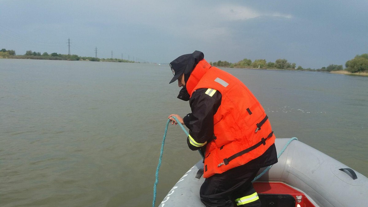 Băiat de 15 ani, căutat de pompieri în Mureș după ce a fost văzut intrând în râu, dar nimeni nu l-a mai văzut ieșind,