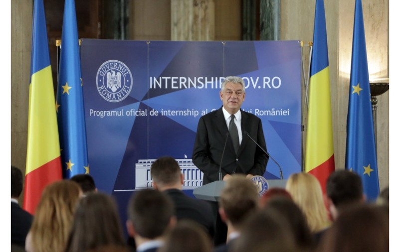 Tudose, către absolvenţii programului de internship: Felicitări că aţi supravieţuit. În Guvern nu toţi supravieţuiesc