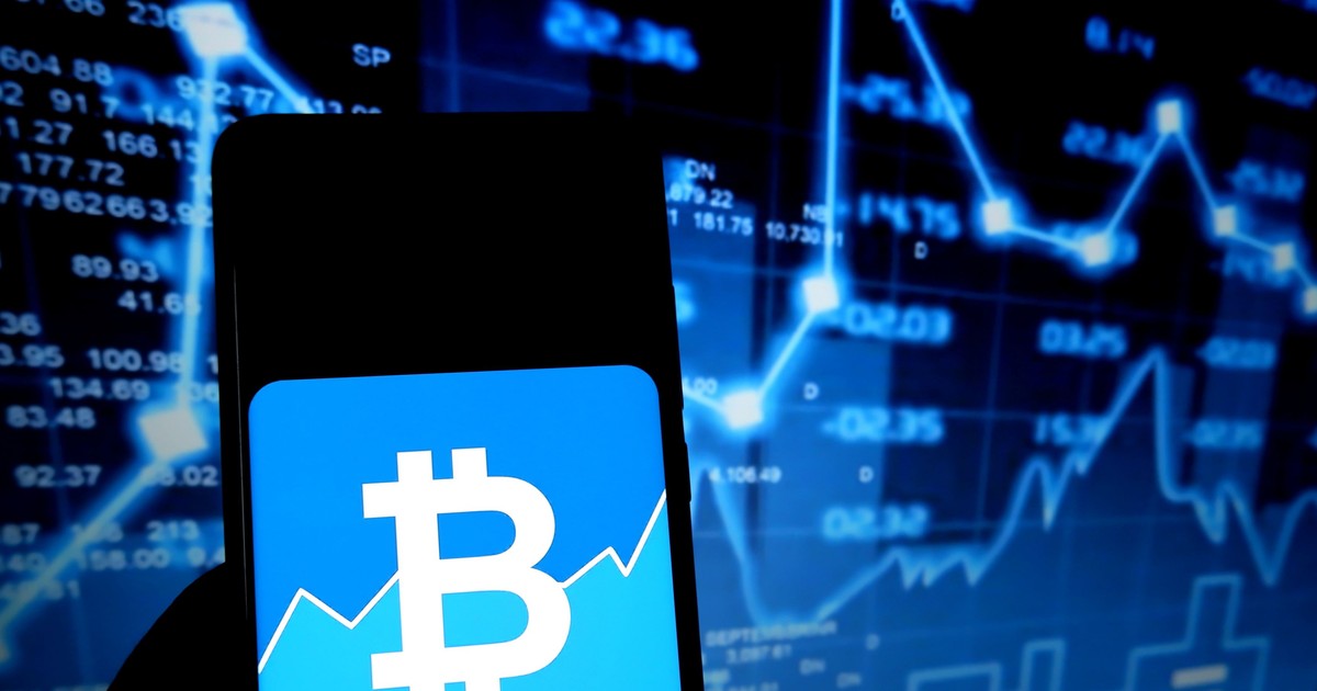 „Revoluția Bitcoin‟ și „secretul staturilor‟, o escrocherie cu site-uri false și promisiunea unor câștiguri fabuloase. Sigla Bitcoin pe albastru, având în fundal un grafic cu cu cotațiile sale