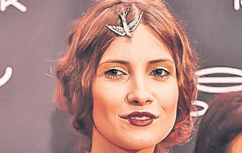 REGULI A LA IULIA ALBU! "SPUNE CUIVA CĂ ESTE PROST. NU TE ÎNCONJURA DE IMBECILI DOAR PENTRU CA AŞA DĂ BINE!"