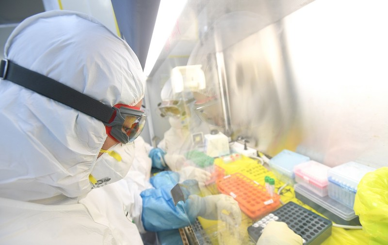Anchetă Sunday Times: China a descoperit acum șapte ani un virus asemănător cu COVID-19 și l-a păstrat ascuns într-un laborator din Wuhan