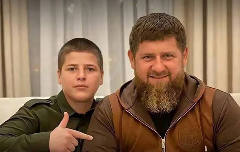 Noi onoruri pentru fiul lui Kadîrov: la 17 ani, primește o medalie militară