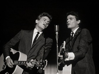 Frații Phil Everly (stânga) și Don Everly (dreapta), cântând într-un concert live în New York, în 1959. Foto: Profimedia