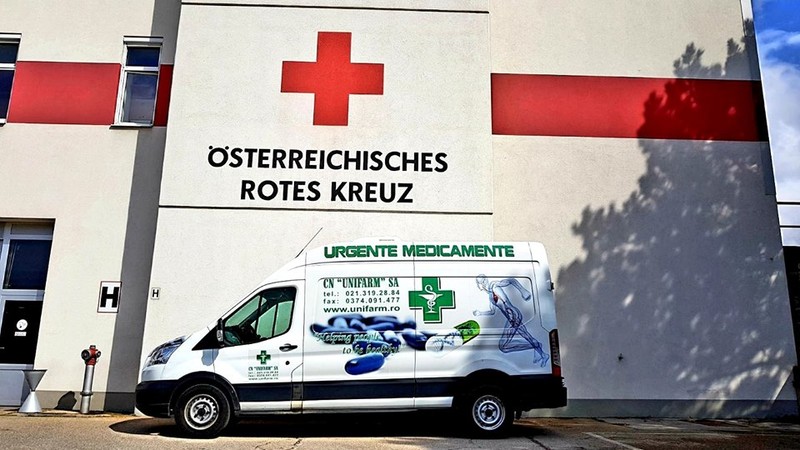 O mașină a Unifarm parcată în fața sediului Crucii Roșii din Austria