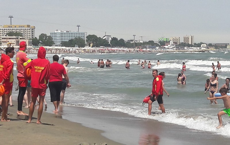 VIDEO| Misiuni de salvare pe litoral. Șapte persoane, printre care și copii, în pericol de înec. Un turist a murit în Mangalia