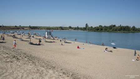 Plaja de pe lacul Ghioroc.