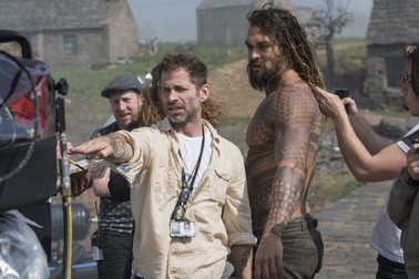 Zack Snyder (stanga) și Jason Momoa (dreapta), actorul care îl interpretează pe Aquaman în filmele DC FOTO: HBO