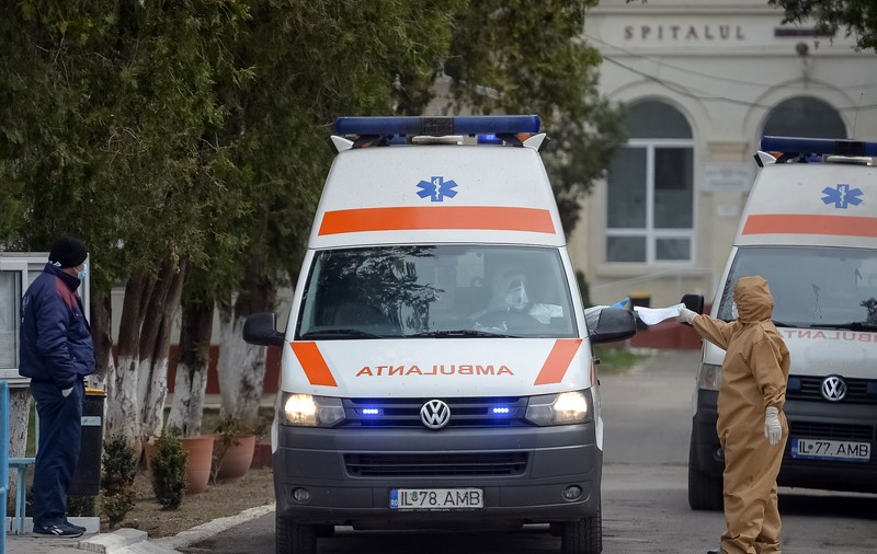 Un medic de pe ambulanță, bătut de un bărbat pentru că a ajuns târziu la o intervenție. Agresorul, în custodia polițiștilor