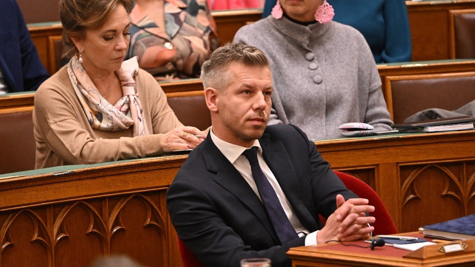Prim-ministrul maghiar Peter Magyar participă la o ședință a Parlamentului maghiar la Budapesta, pe 28 septembrie 2026, în contextul în care Parlamentul i-a ridicat imunitatea parlamentară, permițând astfel demararea unei proceduri penale împotriva sa