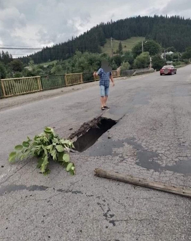 O bucată de șosea de pe un pod din Neamț s-a surpat. Trafic restricționat pentru camioane