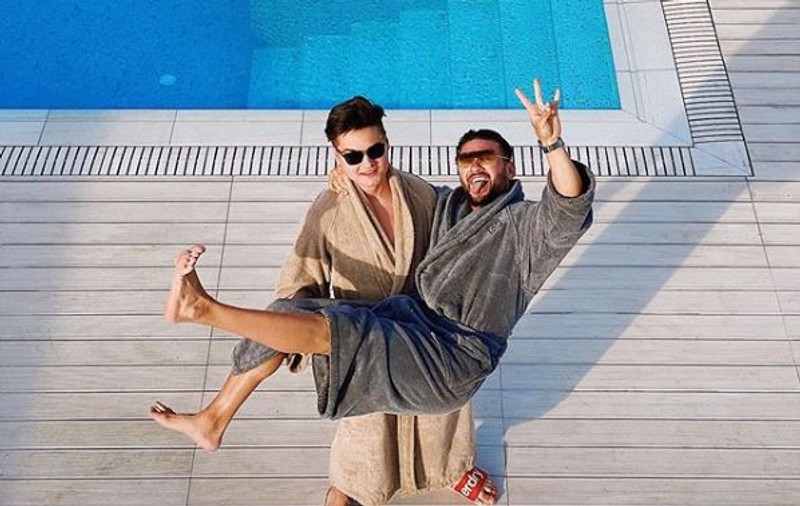După ce a îndemnat românii să stea acasă în pandemie, vloggerul Selly a petrecut la piscina prietenului său Dorian Popa
