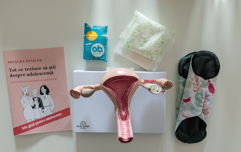Un grup de tinere cere absorbante gratuite în școli. Sunt fete care cred că „dacă te speli când ești pe stop poți să mori”