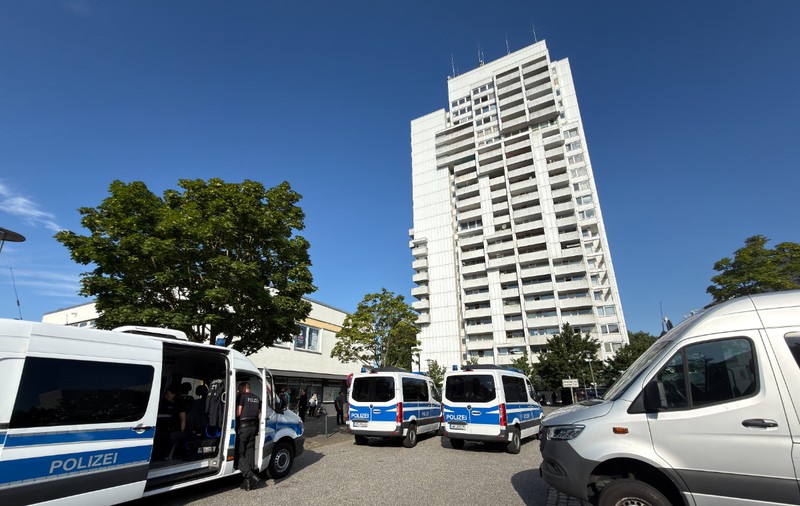 Poliția a intrat în toate cele 242 de apartamente din cel mai mare zgârie-nori din Kiel, Germania, și a luat probe ADN de la toți locatarii: nimeni nu a fost lăsat să iasă