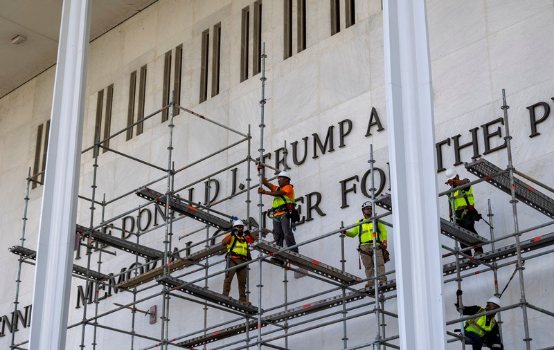 Numele lui Donald Trump a fost îndepărtat de pe fațada Centrului Kennedy, după un nou eșec în instanță al președintelui american