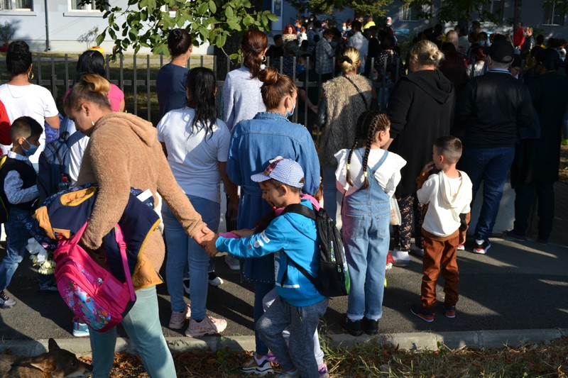 Părinții i-au dus de mână pe cei mici la ore