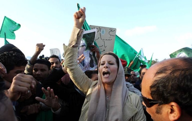 Incredibil! Aisha Gaddafi a aflat că tatăl ei a murit de la un revoluţionar care a răspuns la telefonul dictatorului