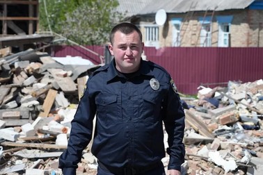 Ivan, lângă casa în care și-a pierdut toată familia. Foto: BBC