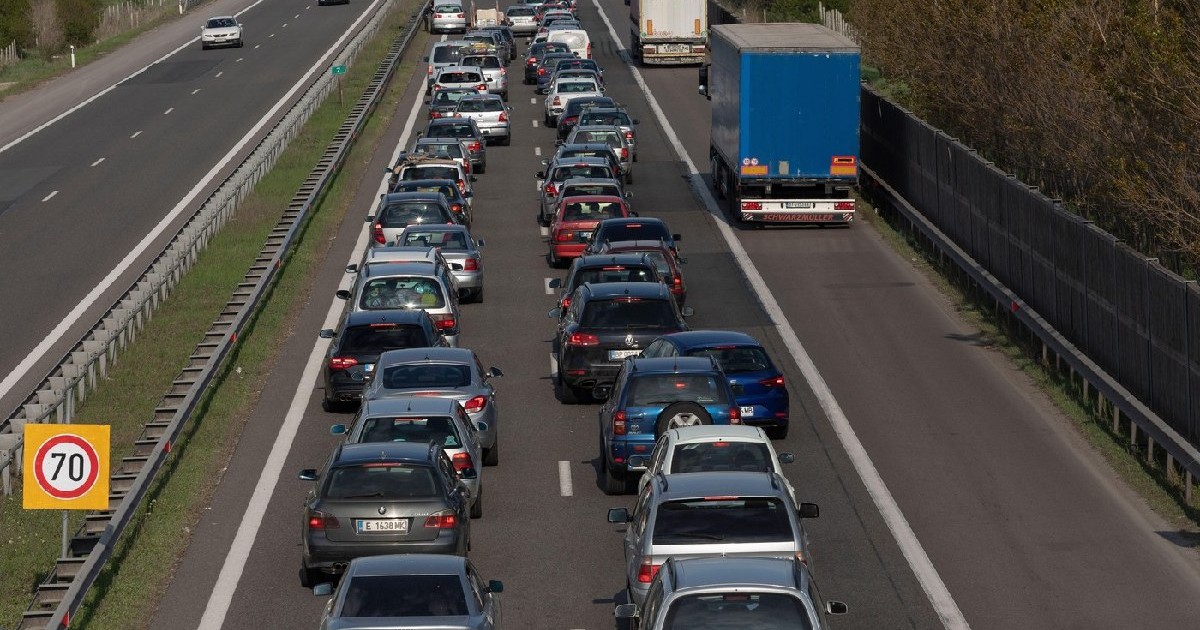 Sofia, Bulgaria - 30 aprilie 2020: Poliția controlează ieșirea din Sofia, capitala Bulgariei, care se află în carantină din cauza virusului COVID-19.