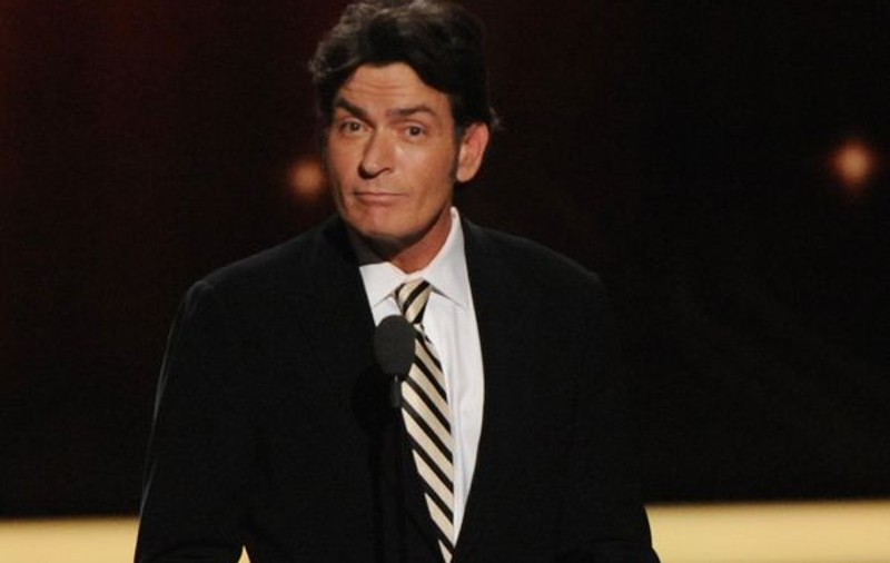 Charlie Sheen primește daune de 100 de milioane $ pentru că a fost dat afară din "Doi bărbaţi şi jumătate"