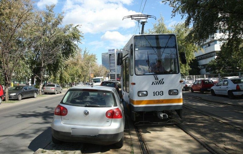 DOUĂ TRAMVAIE S-AU CIOCNIT ÎN BUCUREŞTI! Echipajele de urgenţă, trimise la locul accidentului