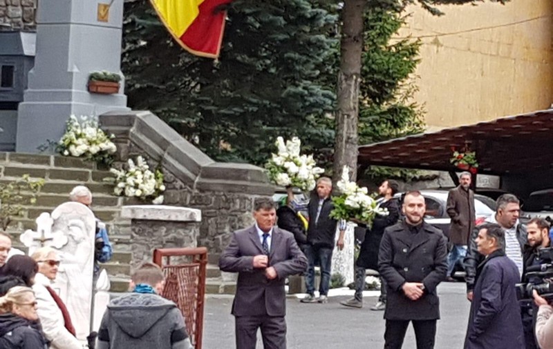 CORESPONDENȚĂ DIN SINAIA/ Primii „nuntași” s-au adunat la Sinaia, la nunta fostului Principe Nicolae. Cum a fost decorată biserica