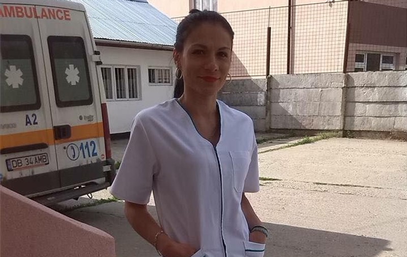 EXCLUSIV/ Cine e asistenta care a bruscat un nou-născut la Spitalul Judeţean din Târgovişte. Este însărcinată în patru luni