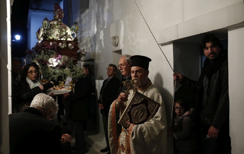 În vreme ce preoții români cheamă lumea la biserică, un mitropolit din Grecia a fost reținut de poliție după ce a oficiat o slujbă