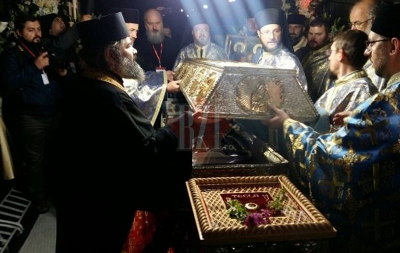A început pelerinajul Sfintei Parascheva, la Iași. Mii de oameni așteaptă să se închine la racla cu sfintele moaște