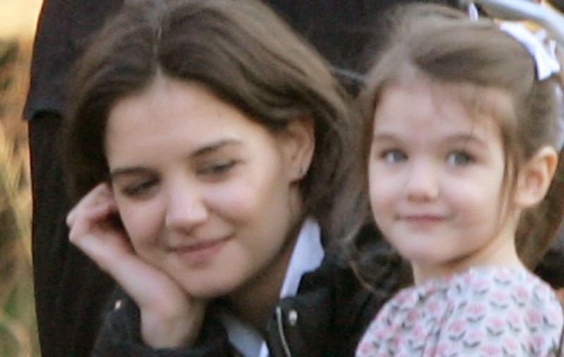 Katie Holmes încă îşi hrăneşte fetiţa de trei ani cu biberonul 