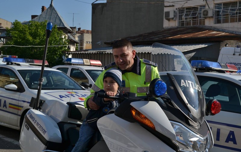 Micuțul Alexandru l-a întâlnit pe polițiștul care l-a salvat de moarte