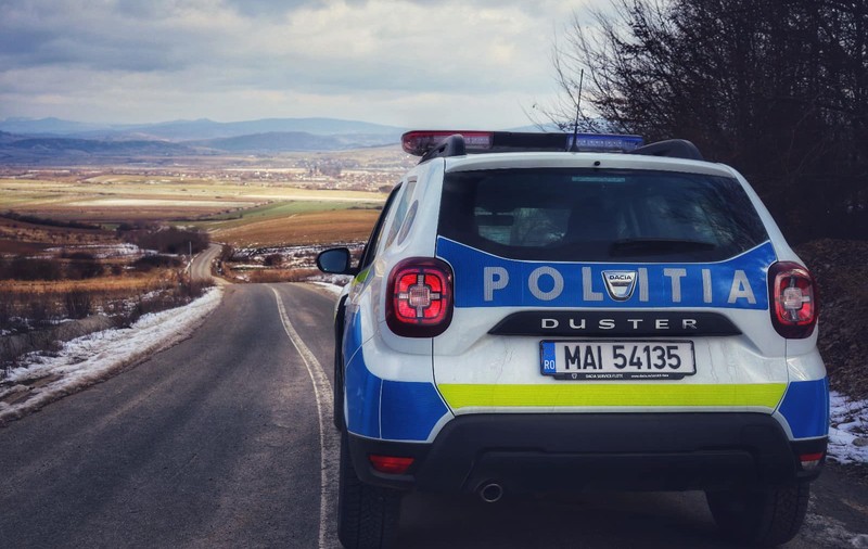 Doi tineri au furat porțile de acces în curtea unei case, în Bistrița-Năsăud. Hoții au fost prinși