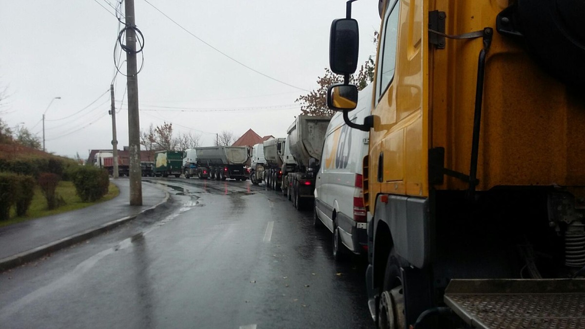 Aglomerație la punctul de trecere a Dunării cu bacul de la Galați