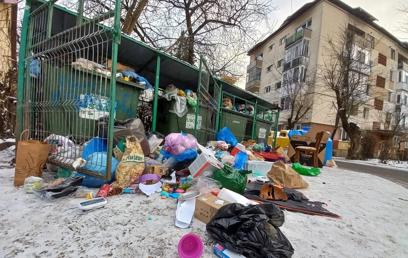 Baia Mare, îngropată în gunoaie, în ajunul Crăciunului, după ce primăria nu a plătit facturile către firma de salubritate