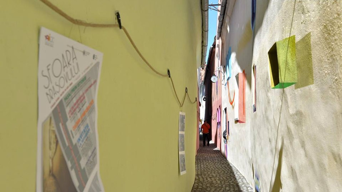 Strada Sforii din Braşov devine Muzeu în aer liber. De vineri, cea mai îngustă stradă din Europa de Est a fost redeschisă publicului