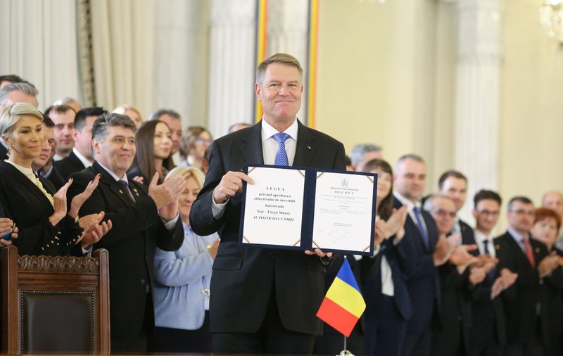FOTO. Preşedintele Klaus Iohannis a promulgat Legea Autostrăzii Unirii, într-o ceremonie unică. Avertisment către Guvernul Dăncilă: Să asigure banii, în 2019