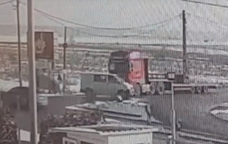 O femeie și copilul ei au zburat cu bancheta prin ușa dubei  în care se aflau, după impactul cu un TIR