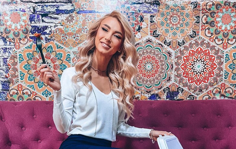 Andreea Bălan a dezvăluit câte kilograme are, după ce fanii i-au spus că a slăbit mult. Artista s-a urcat pe cântar și le-a arătat rezultatul