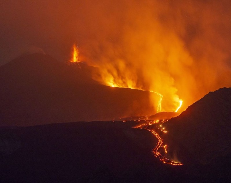 Vulcanul Etna a erupt cu un nor imens de cenușă: haos pe aeroportul din Catania, care a fost închis