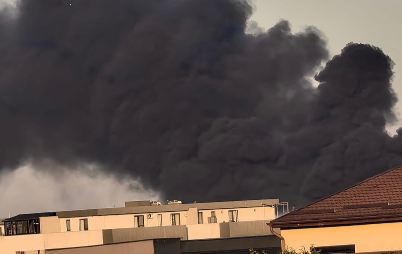 Incendiu puternic la un depozit de cauciucuri, în Bragadiru, Ilfov. Un mesaj RO-Alert a fost emis | VIDEO