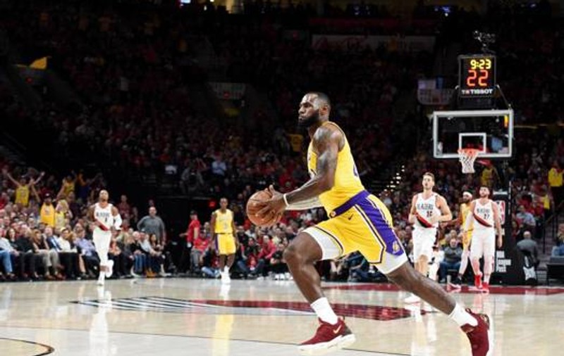 LeBron James a intrat în Top 5 puncte marcate în NBA
