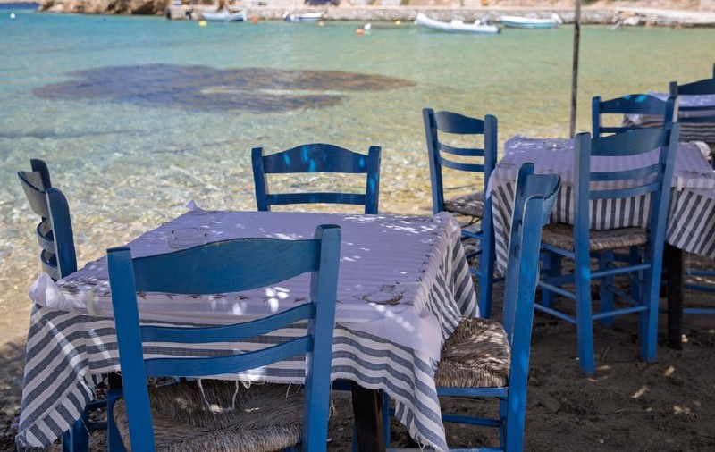 Turiștii din Grecia renunță la mesele la restaurant pentru a lua cina din supermarket