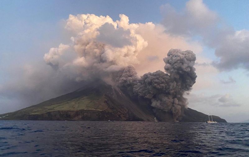 Vulcanul Stromboli din Italia a erupt. Fluxul de lavă a ajuns în mare. Și vulcanul Etna a erupt recent. Imagini spectaculoase | VIDEO